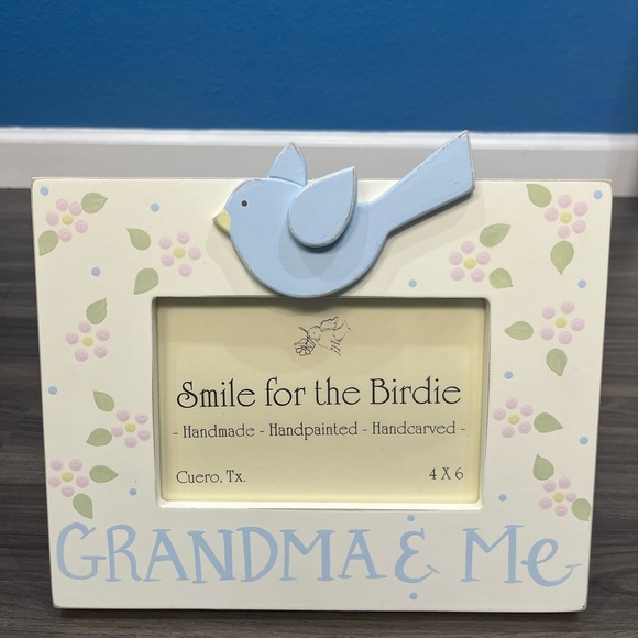 Smile For The Birdie Handpainted Handcarved Grandma & Me Wooden Photo Frame - Picture 1 of 16